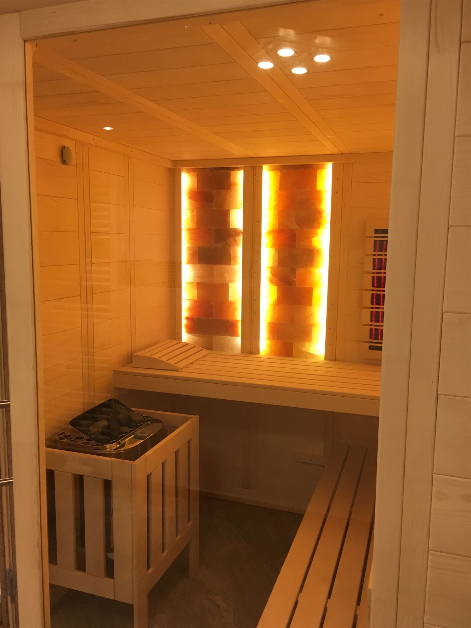 sauna-mit-salzsteinen-adaptiert-010